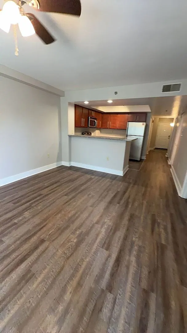 Lake Plaza #904- 3BD/2BA Available for FALL 2027! $4000 /month includes TWO assigned parking spac... — Photo 4
