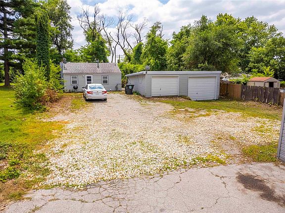 5th image of 10716 Oak Ave