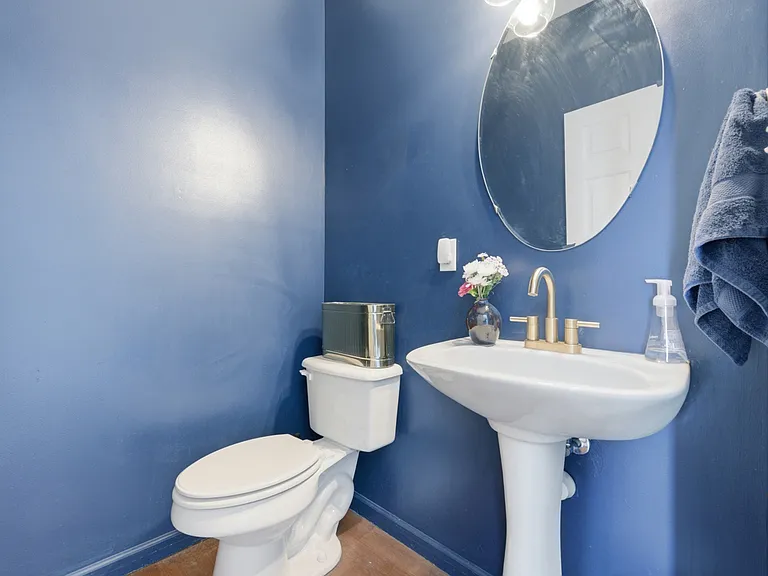 Main floor 1/2 Bath