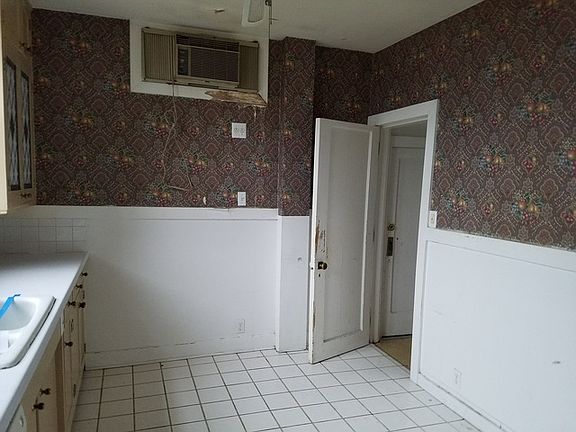3rd image of 644 Marquette St