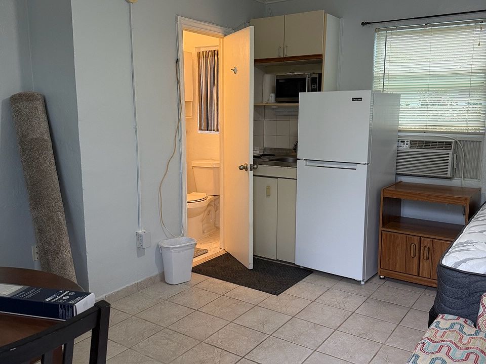 1st image of 4-475 SW Boulevard Ln