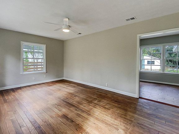 3rd image of 2532 Lake Shore Blvd