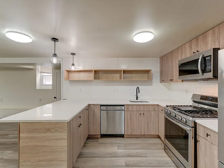 420 Whitney Ave — Photo 9