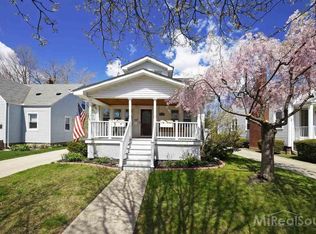 1512 Brys Dr, Grosse Pointe Woods, MI 48236