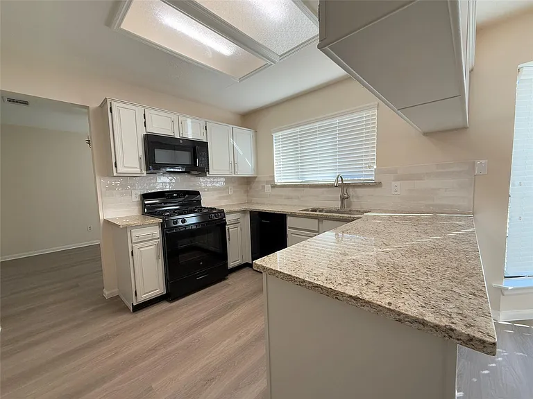 1559 Hillside Elm St — Photo 10