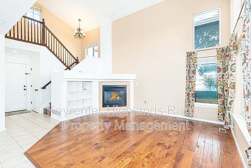 5 bed, 4.0 bath, 2320 sqft, $3,700 — Photo 2
