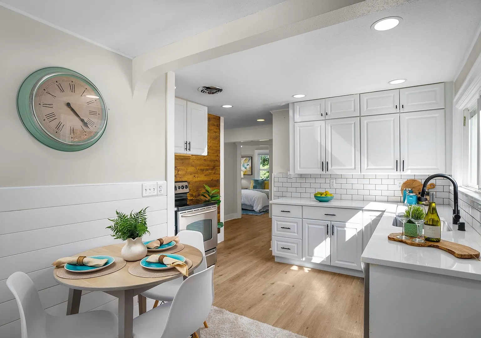 Updated 3-bedroom Bungalow — Photo 3