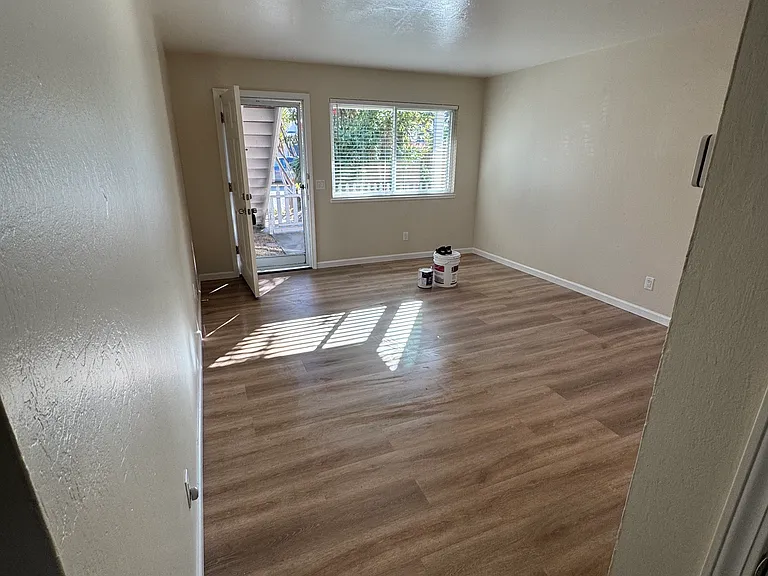 528 Laverne Ave — Photo 12