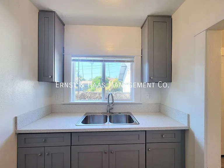 2068 Linden Ave — Photo 7