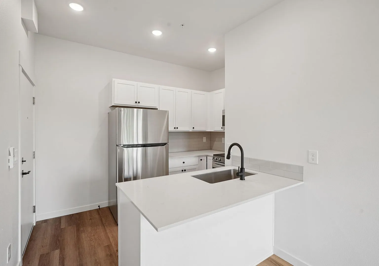 River Park Apartments — Photo 3