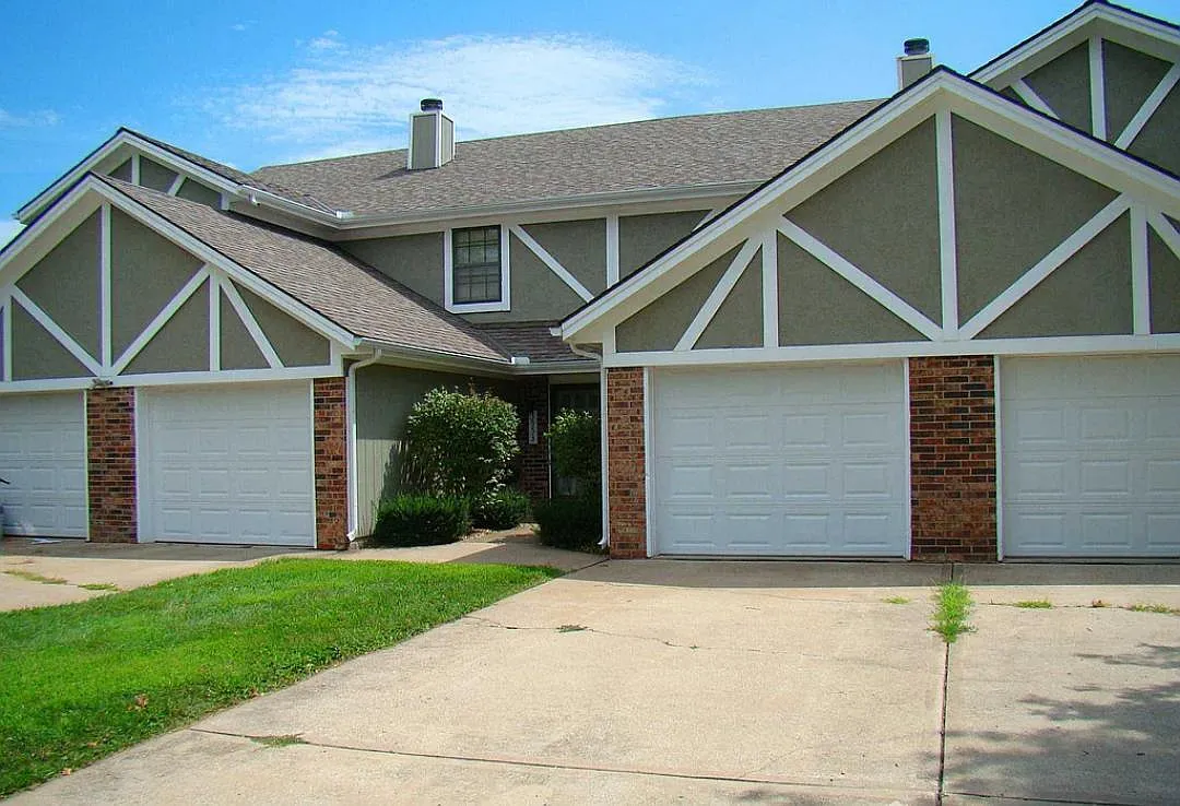 3 bed, 1.5 bath, 1350 sqft, $1,550 — Photo 1