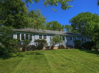 10 Ridge Dr, East Hanover, NJ 07936