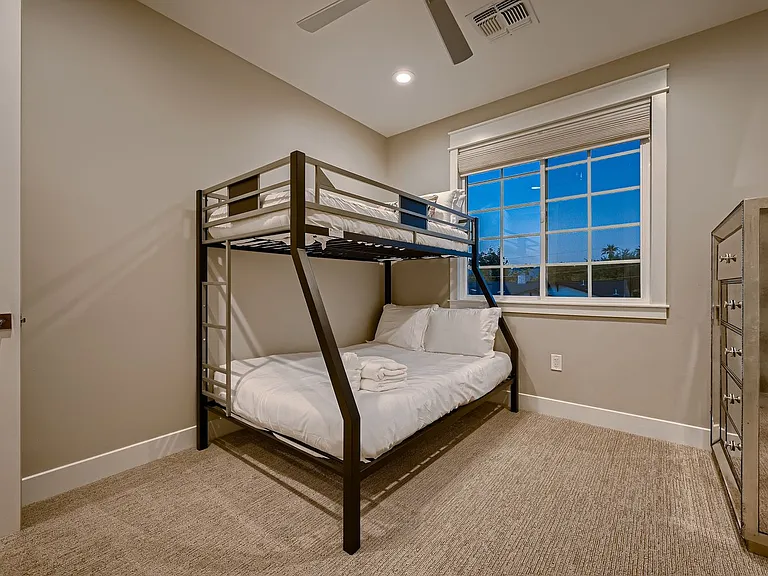 3913 E Devonshire Ave — Photo 28