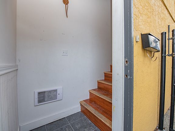 5th image of 3414 A 28th Ave #2