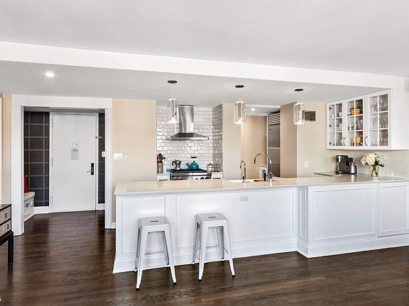 4th image of 32 Gramercy Park N
