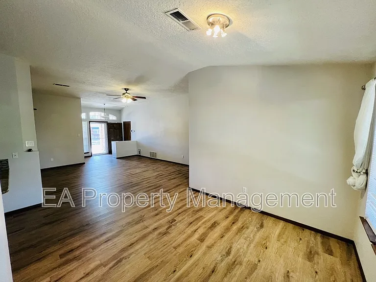 8016 Lynnhaven Pl NW — Photo 5