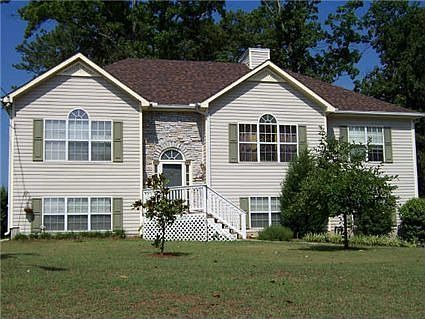 Beautifully kept home- full finished basement