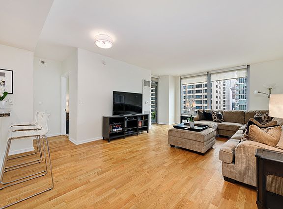 4th image of 160 E Illinois St APT 1305