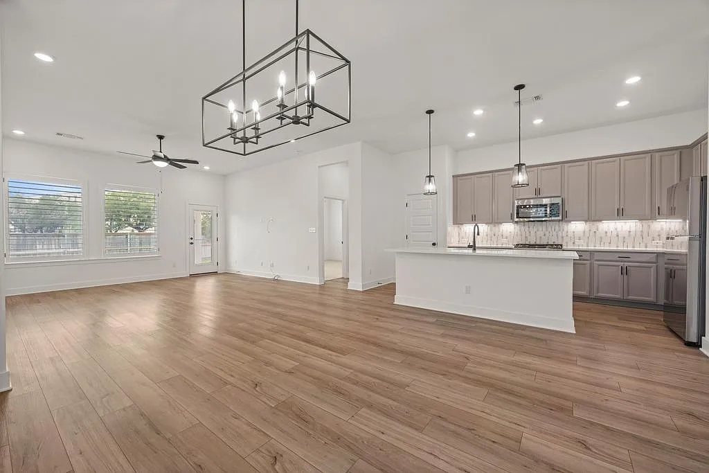 3 bed, 2.0 bath, 1738 sqft, $2,387 — Photo 4