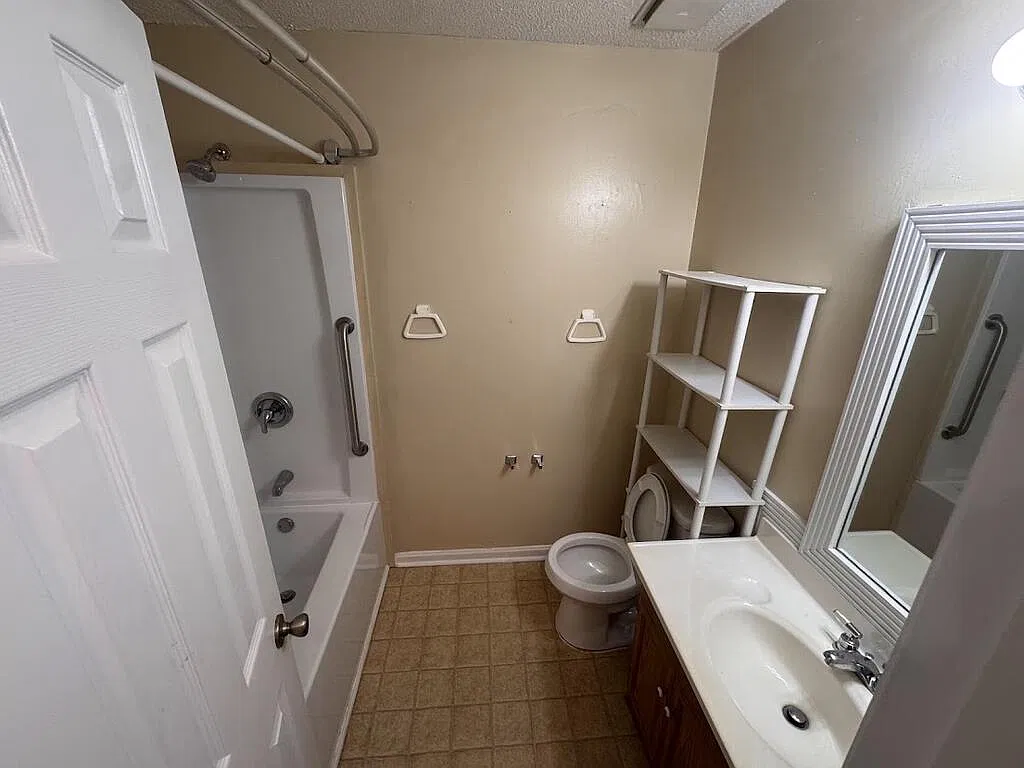3 bed, 1.5 bath, 1096 sqft, $1,000 — Photo 4
