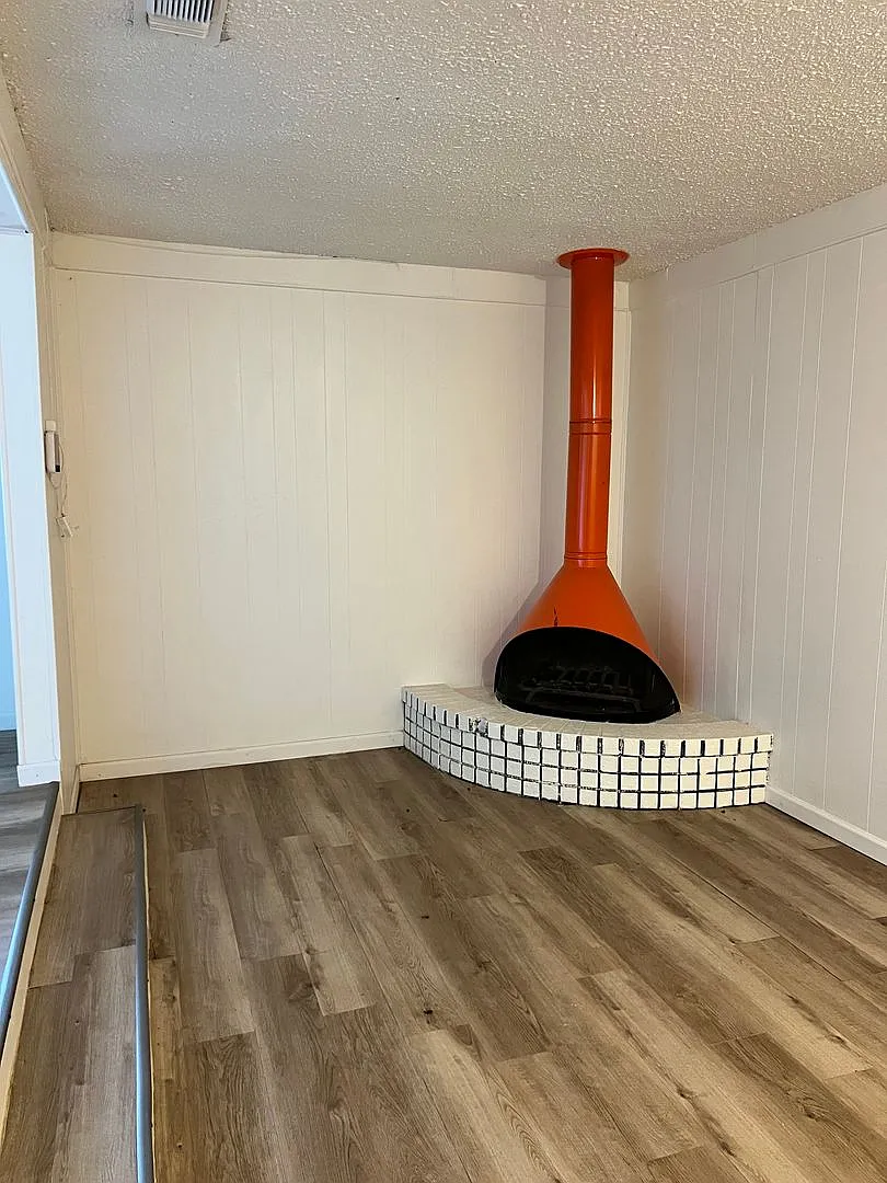 Spacious 2 bedroom with A Fire Place — Photo 2