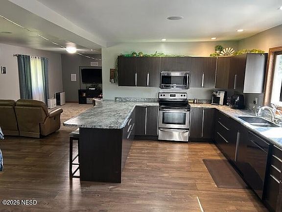 5th image of 15417 Center Rd