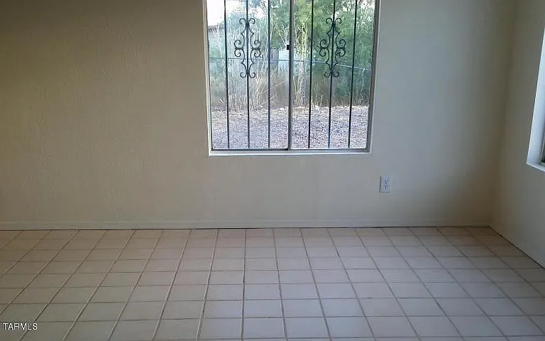 Back unit dinning/living area