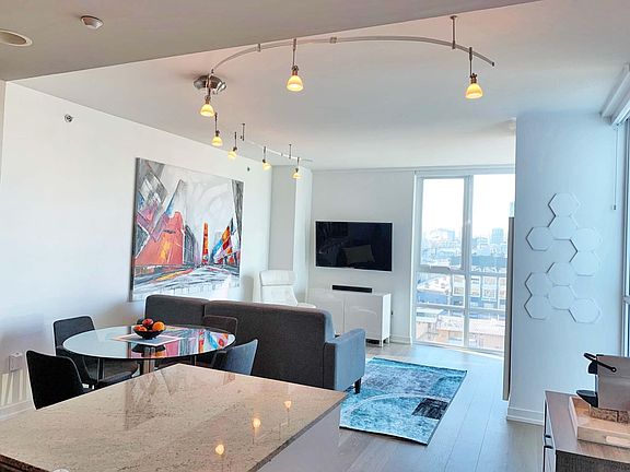living/dining room (18' x 14.5')
