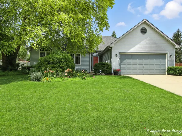 305 S Carriage Trl, McHenry, IL 60050