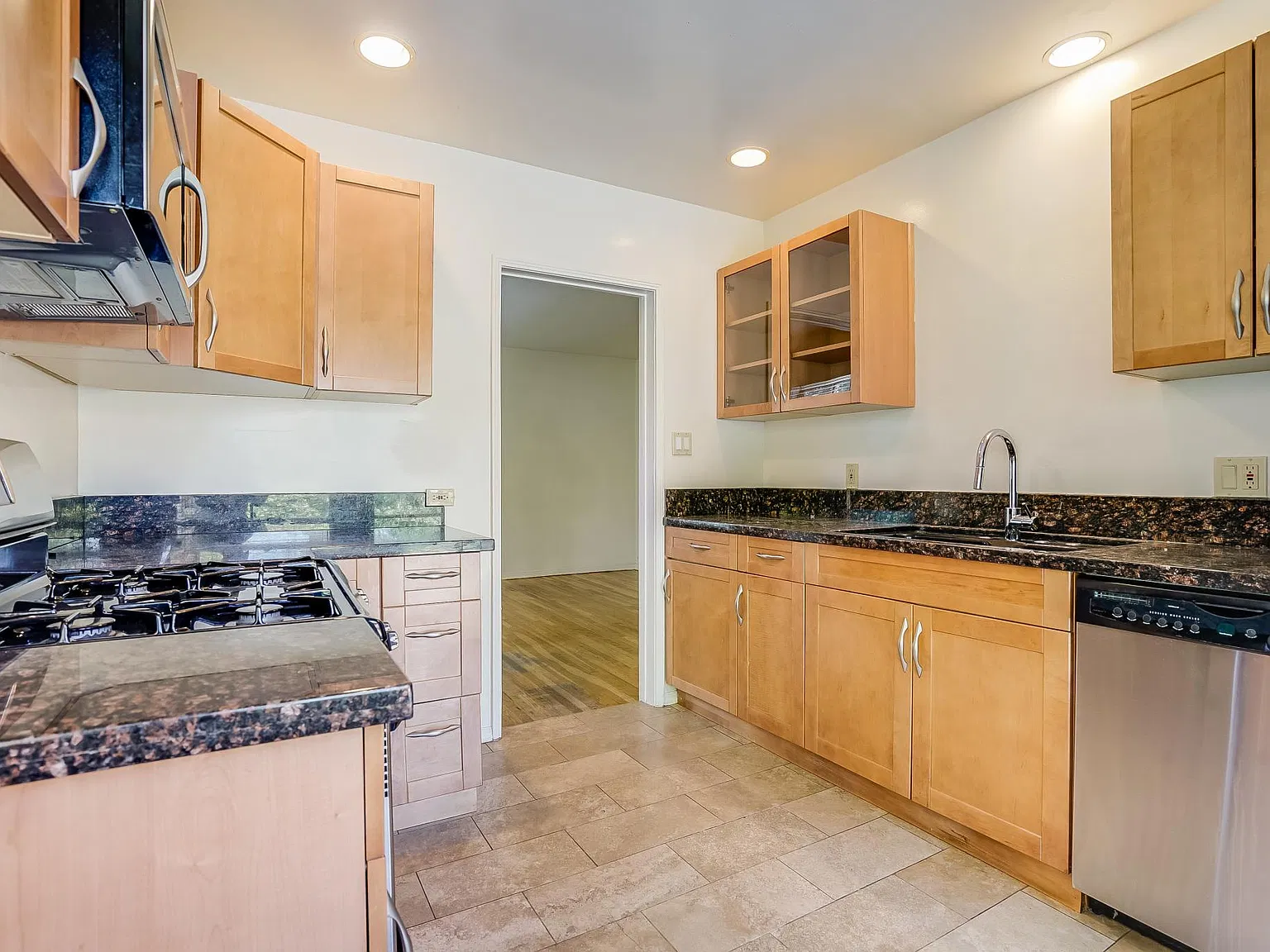 2 bed, 800 sqft, $3,295 — Photo 4