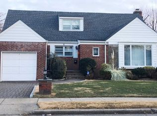 4 Lawrence St, New Hyde Park, NY 11040