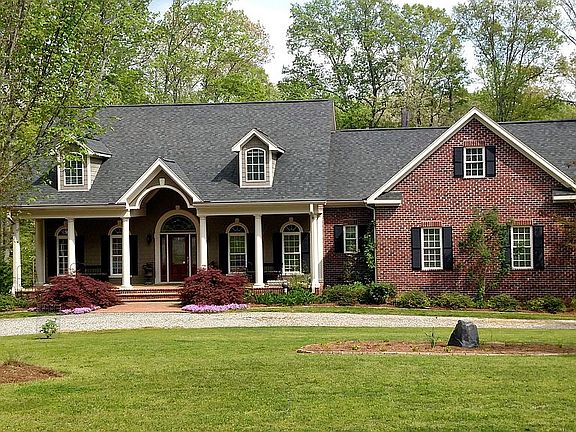 3rd image of 207 Sir Peyton Dr