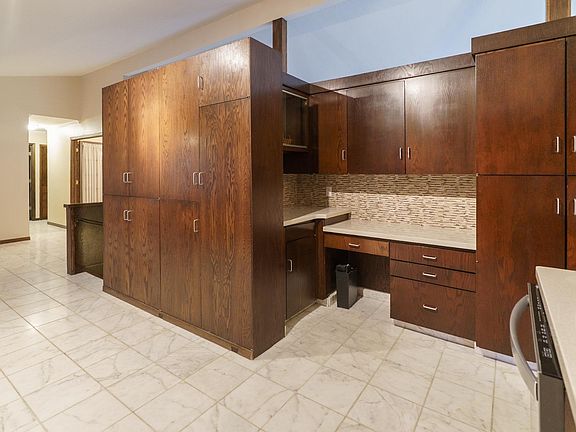 4th image of 424 Queens Ct