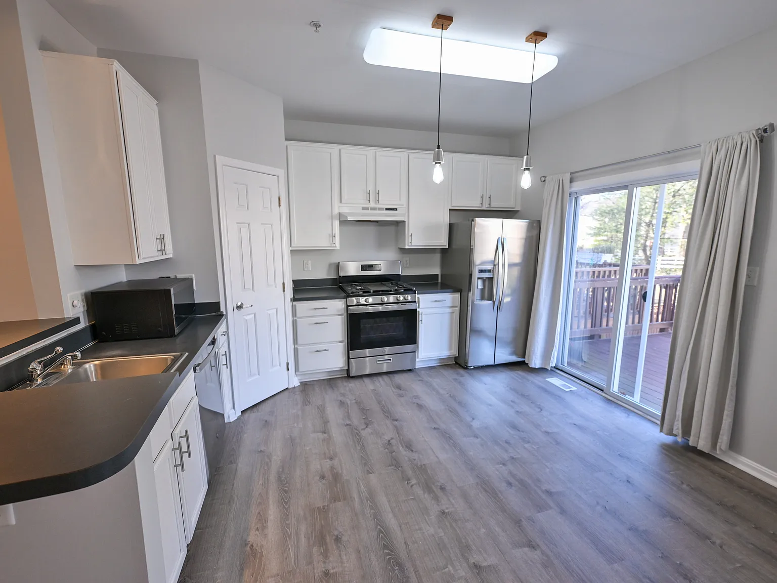 3 bed, 1704 sqft, $2,700 — Photo 2