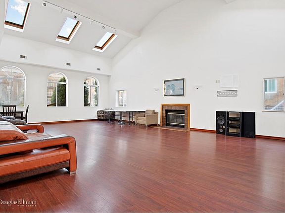4th image of 15 Cove Ln #3C