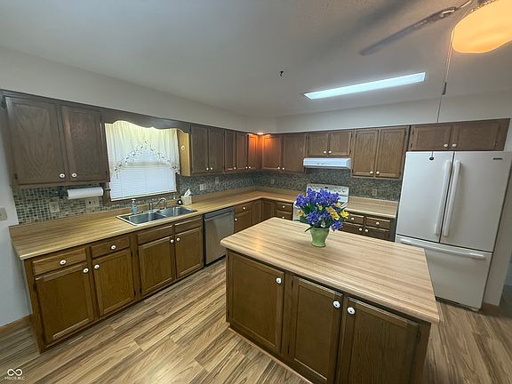 3rd image of 1650 Plantation Dr