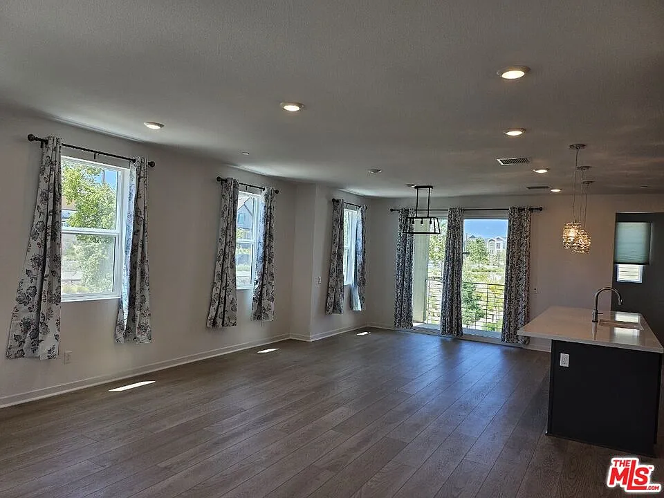 3 bed, 4.0 bath, 2280 sqft, $4,200 — Photo 3