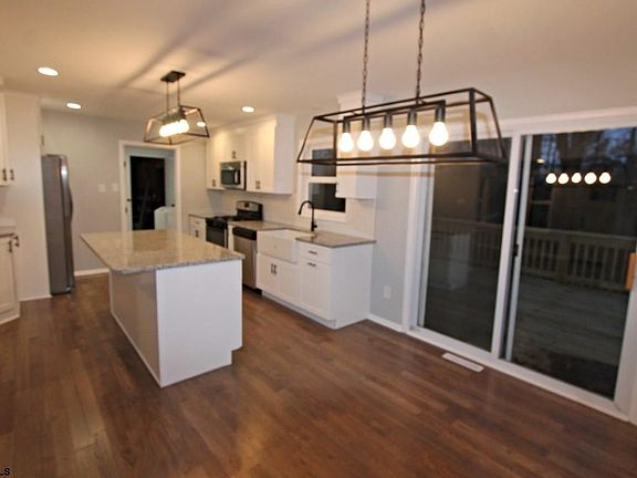 3rd image of 607 Herzel Ave