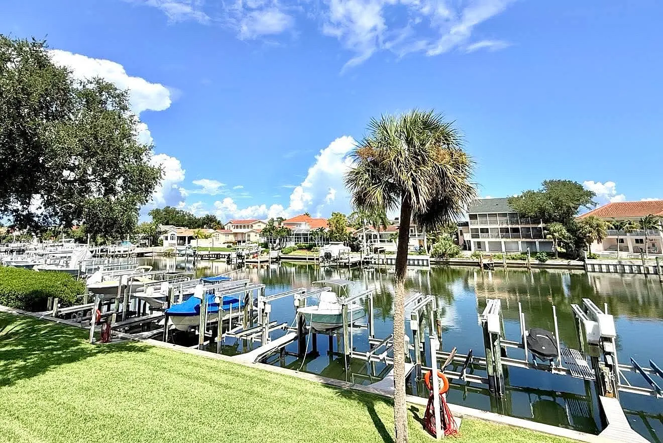 2 bed, 900 sqft, $4,250 — Photo 1