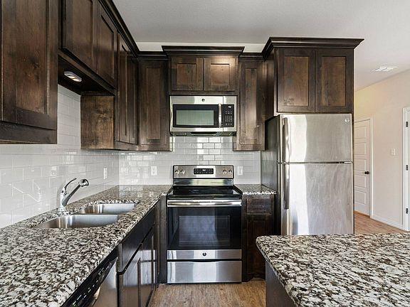 Stainless Steel Appliances & Granite Countertops