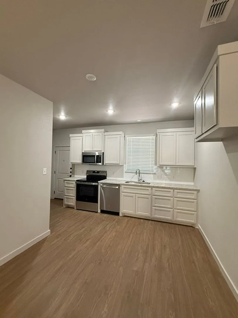 2325 Meadowbrook — Photo 4