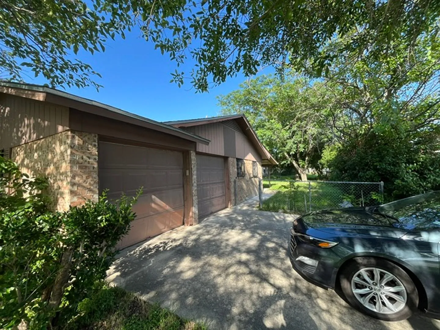 1700 Standridge — Photo 2