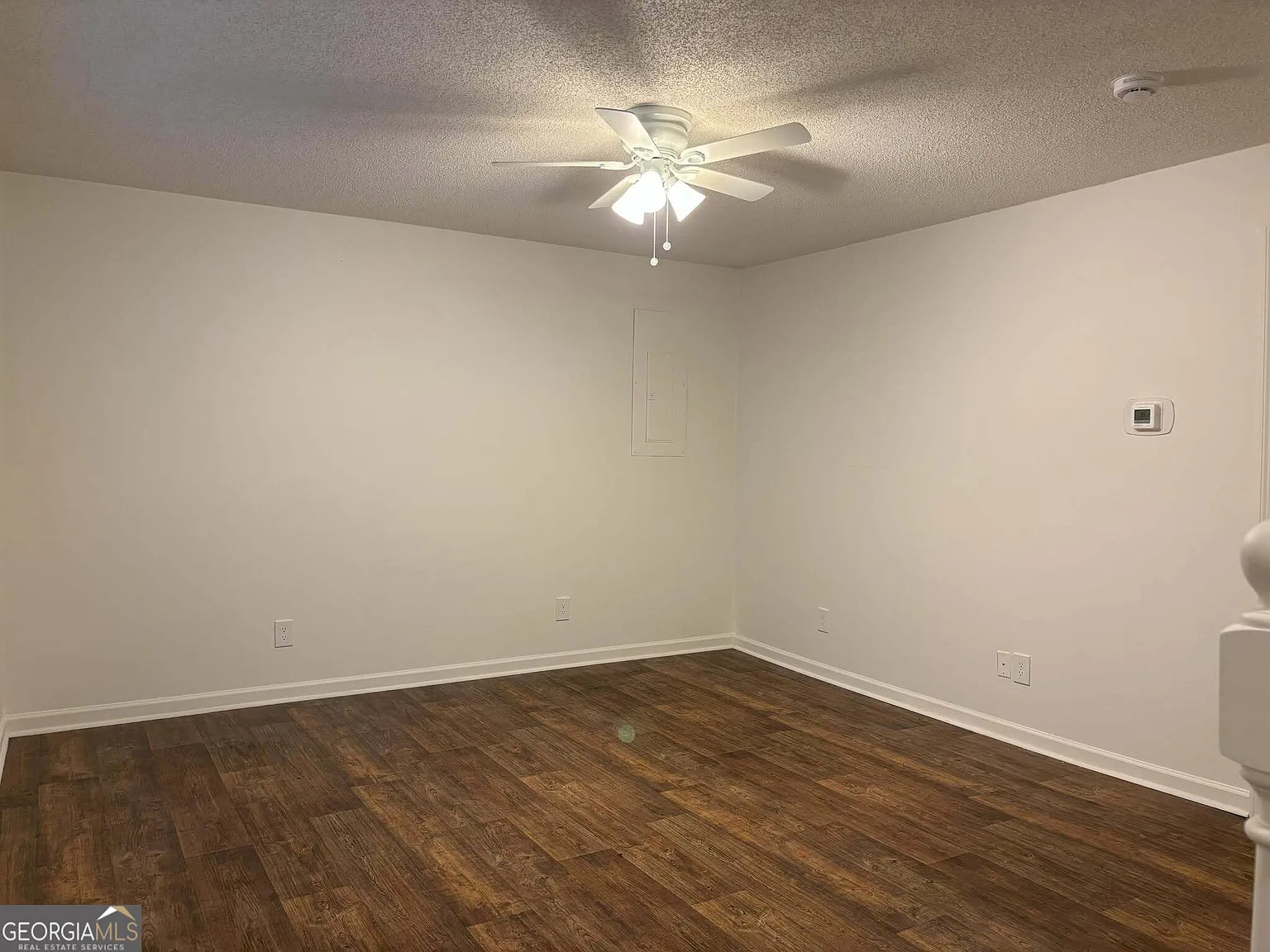 2 bed, 1.0 bath, 1040 sqft, $1,050 — Photo 2