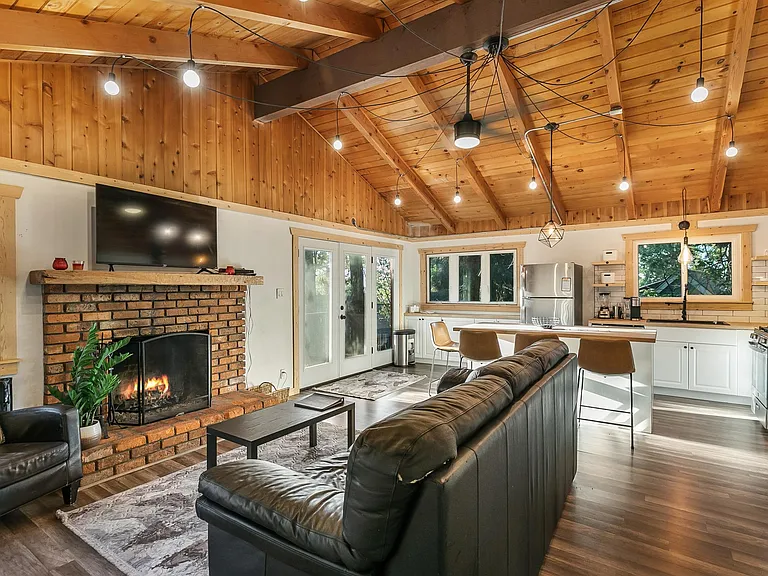 587 Arrowhead Villa Rd — Photo 5