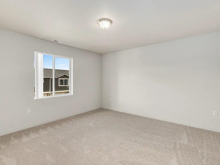 Crown Pointe Apartments — Photo 15