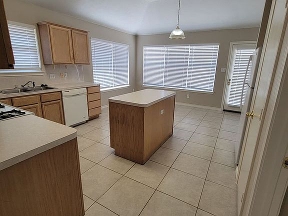 5th image of 817 Azalea Ct