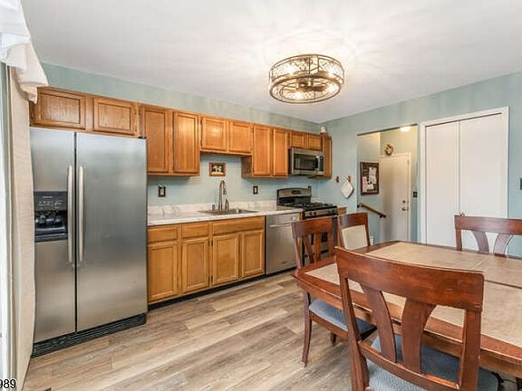 5th image of 275 Crabtree Ct