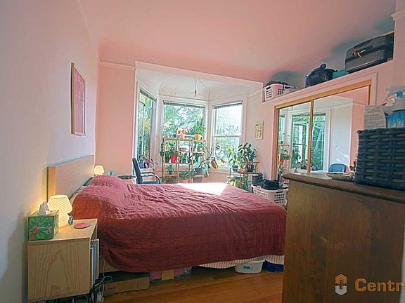 5th image of 2135 Sacramento St #28