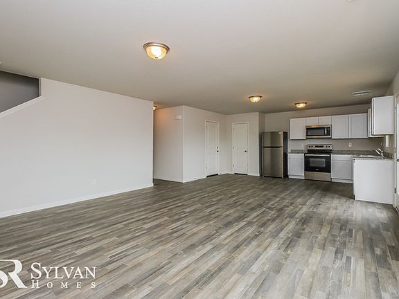 4th image of 124 W Dewey Ave