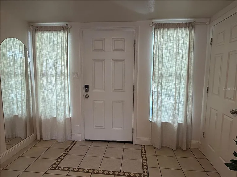 203 W Crest 1/2 Ave — Photo 4